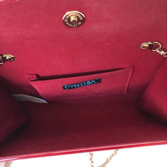 CUTE Red Purse with Gold Chain Shoulder Strap - Picture 2 of 3